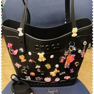 AUTHENTIC CROCS Black Med Tote w/Charms with Crocs change purse & keychain